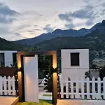 Koman Paradise Vakantiehuis *
