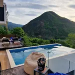 Dom wakacyjny Koman Paradise