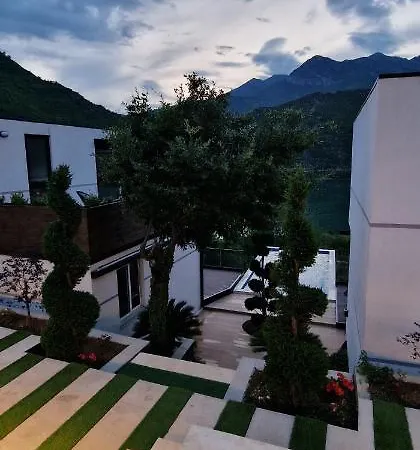 Koman Paradise Nyaraló