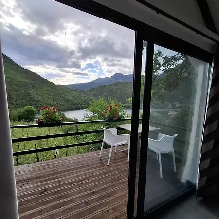 Koman Paradise Nyaraló